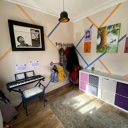 Large & Colourful Family 4bd With Kids Playground Hébergement de vacances *