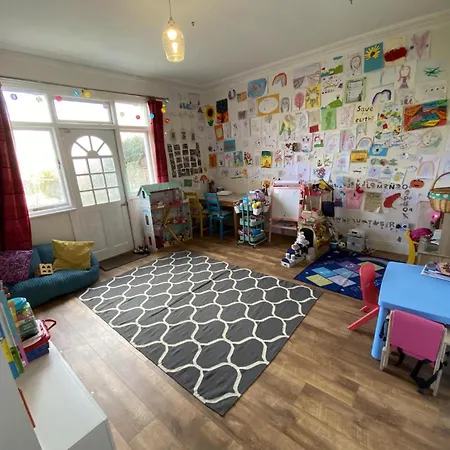 Hébergement de vacances Large & Colourful Family 4bd With Kids Playground