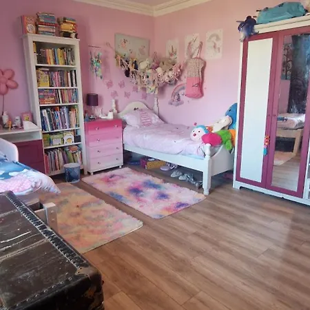 Hébergement de vacances Large & Colourful Family 4bd With Kids Playground