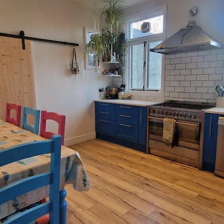 Large & Colourful Family 4bd With Kids Playground *