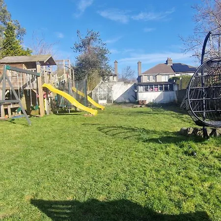 Holiday home Large & Colourful Family 4bd With Kids Playground *