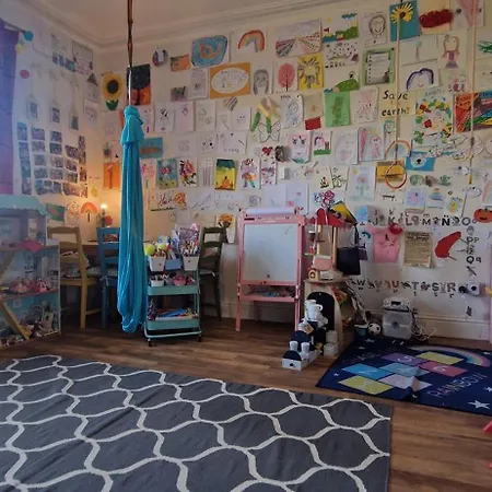 Large & Colourful Family 4bd With Kids Playground