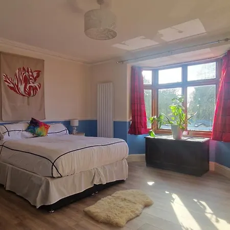 Large & Colourful Family 4bd With Kids Playground Holiday home