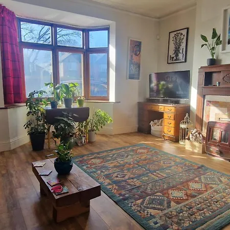 Large & Colourful Family 4bd With Kids Playground Holiday home